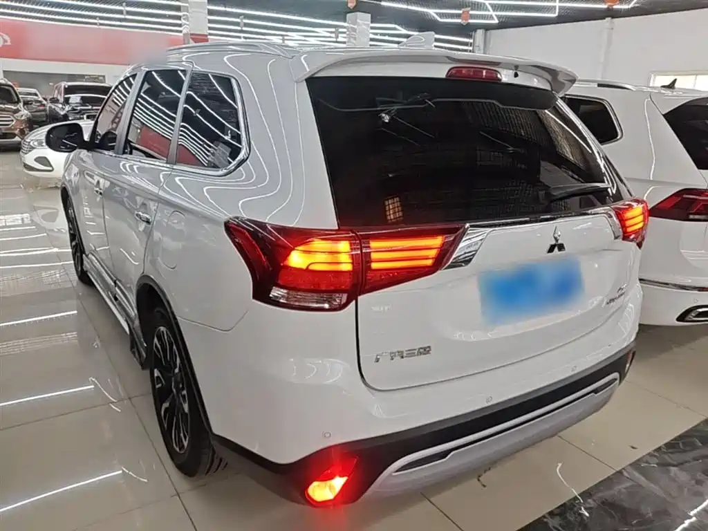 MITSUBISHI OUTLANDER