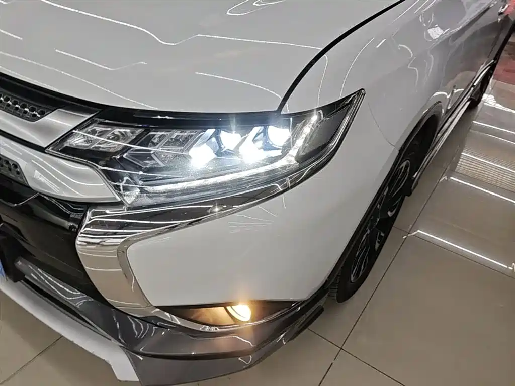 Mitsubishi Outlander 2020 2.4L 4WD Luxury 5-seater фото 24