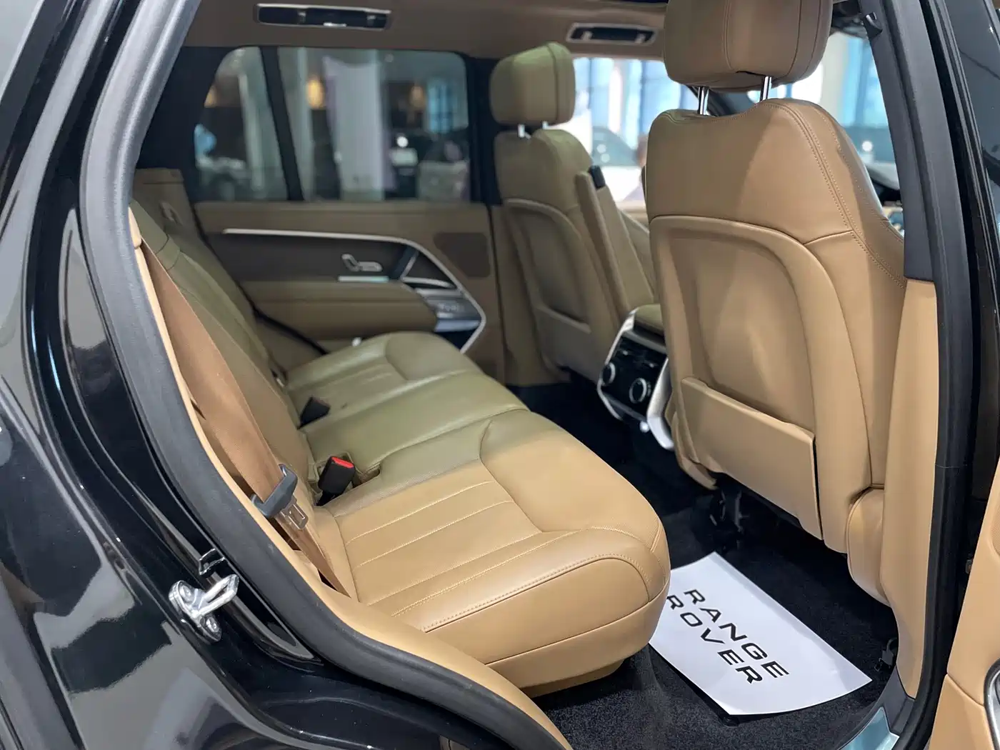 Land Rover Range Rover 2024 3.0 L6 360PS Golden Age Edition фото 20