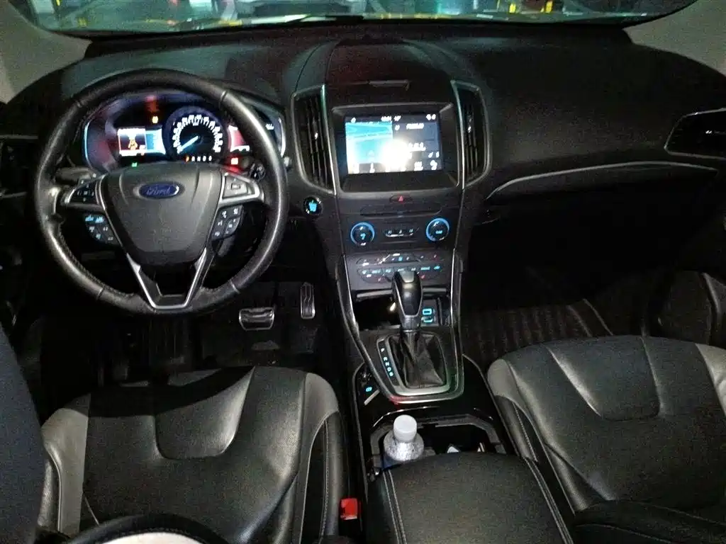 Фото 13 - Ford Edge