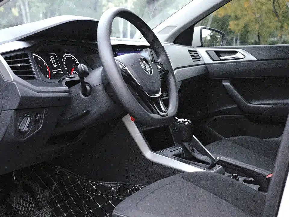 Volkswagen Polo 2019 Plus 1.5L Automatic Panorama Enjoyment Edition фото 6