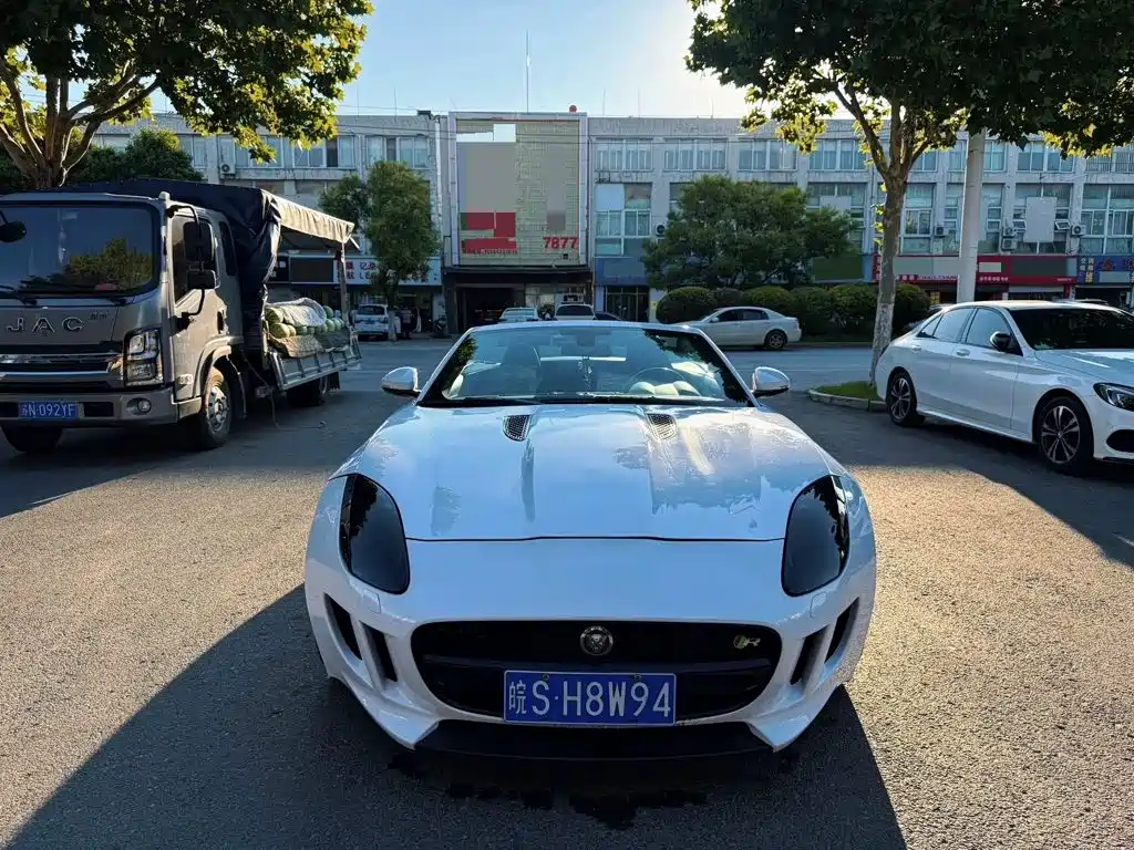 Фото 2 - Jaguar F-TYPE