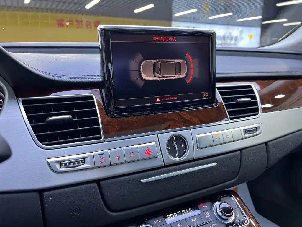 Фото 14 - Audi A8