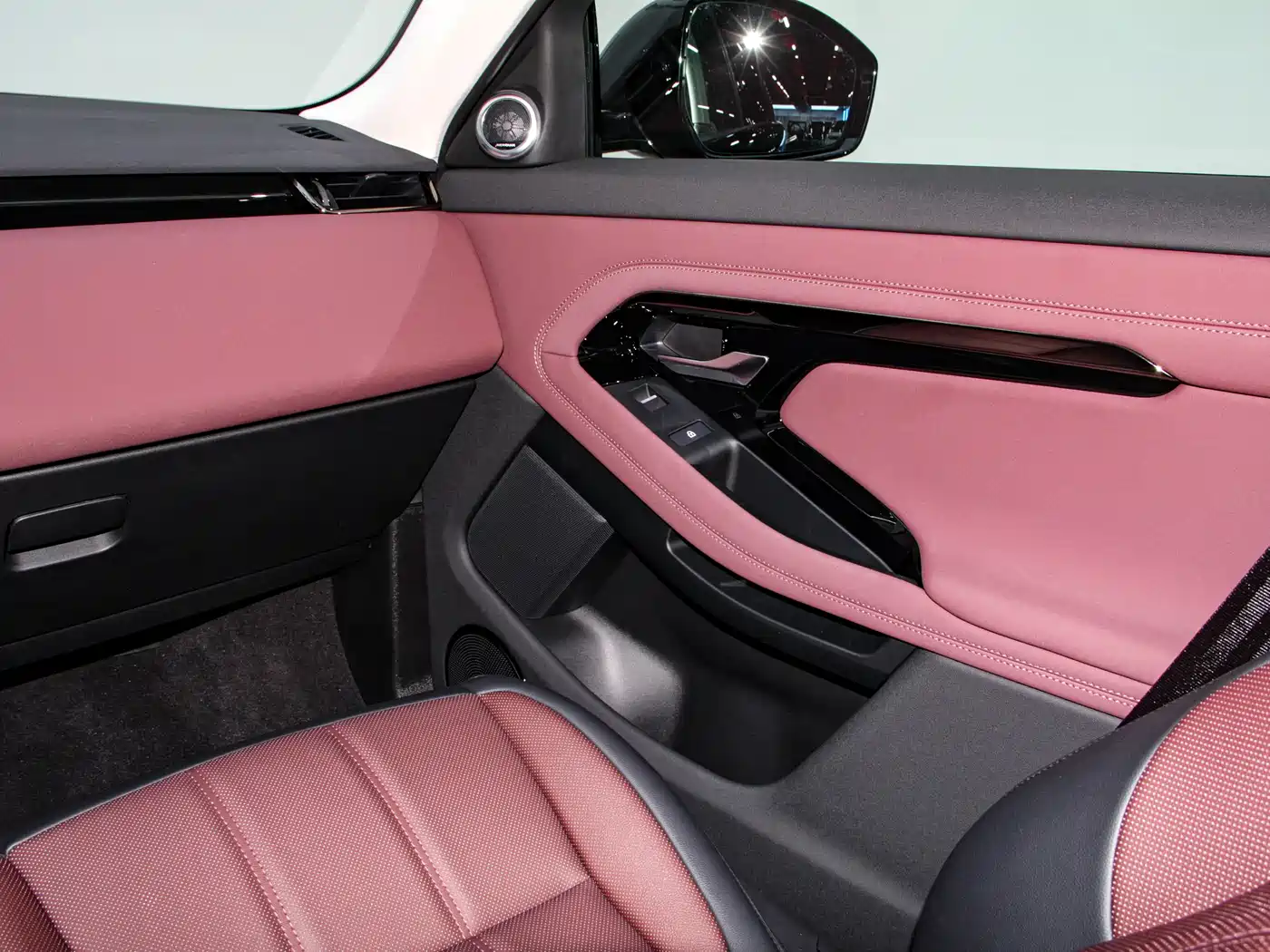 Land Rover Range Rover Evoque 2024 Range Rover Evoque L 249PS Light Master Edition фото 18
