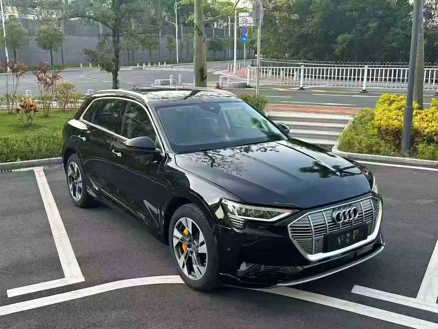 AUDI E TRON