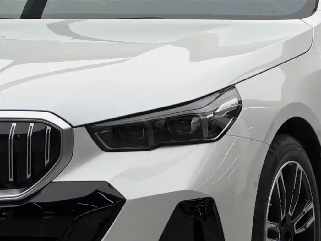 BMW 5 Series 2026 530Li Leading M Sport Package фото 3