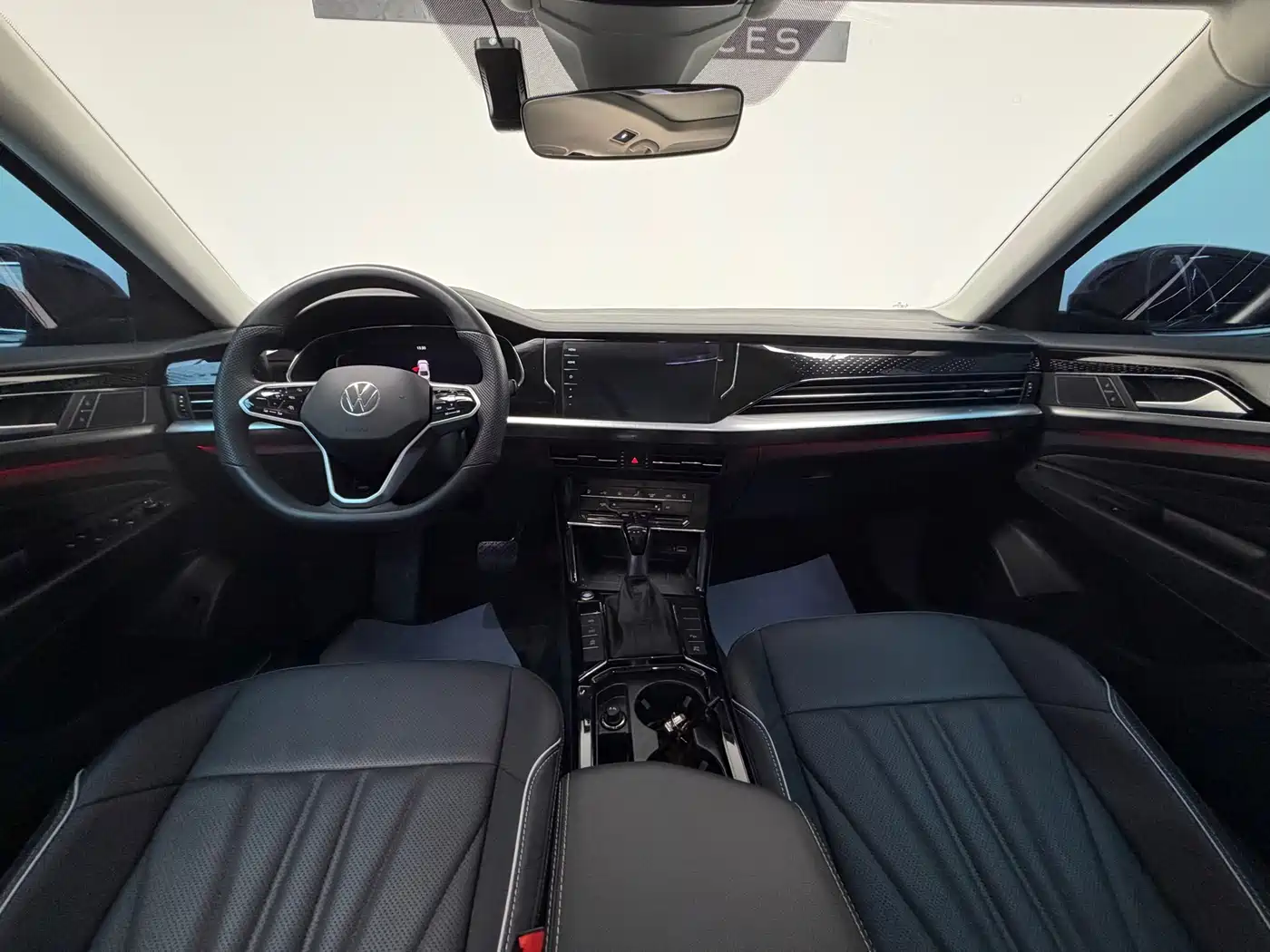 Volkswagen Passat 2024 380TSI Starlight Luxury Edition фото 13