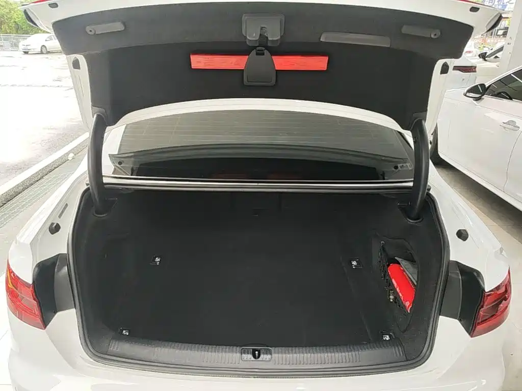 Фото 15 - Audi A4L