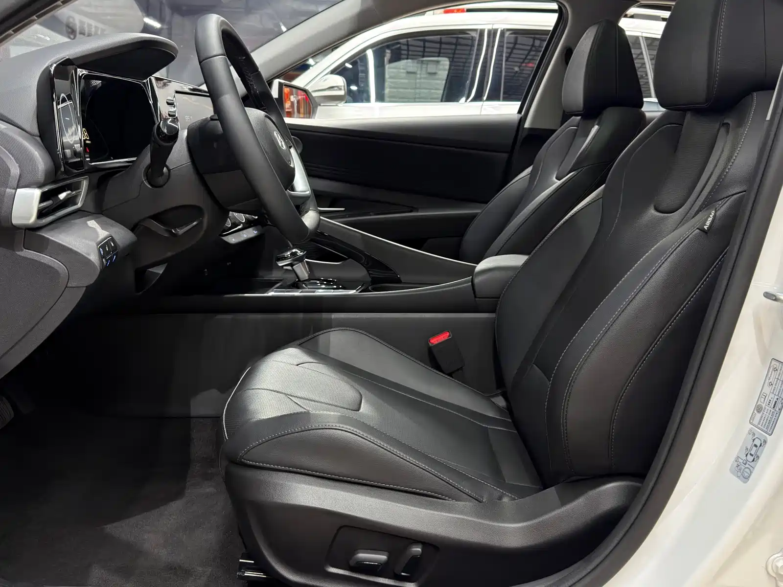 Фото 11 - Hyundai Elantra