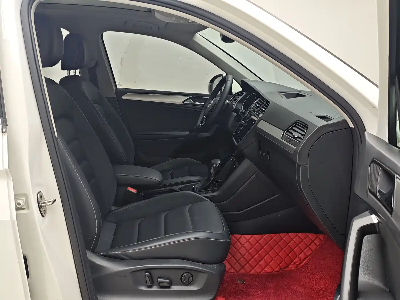 Volkswagen Tiguan L 2019 330TSI Automatic 2WD Smart Luxury Edition China VI фото 8