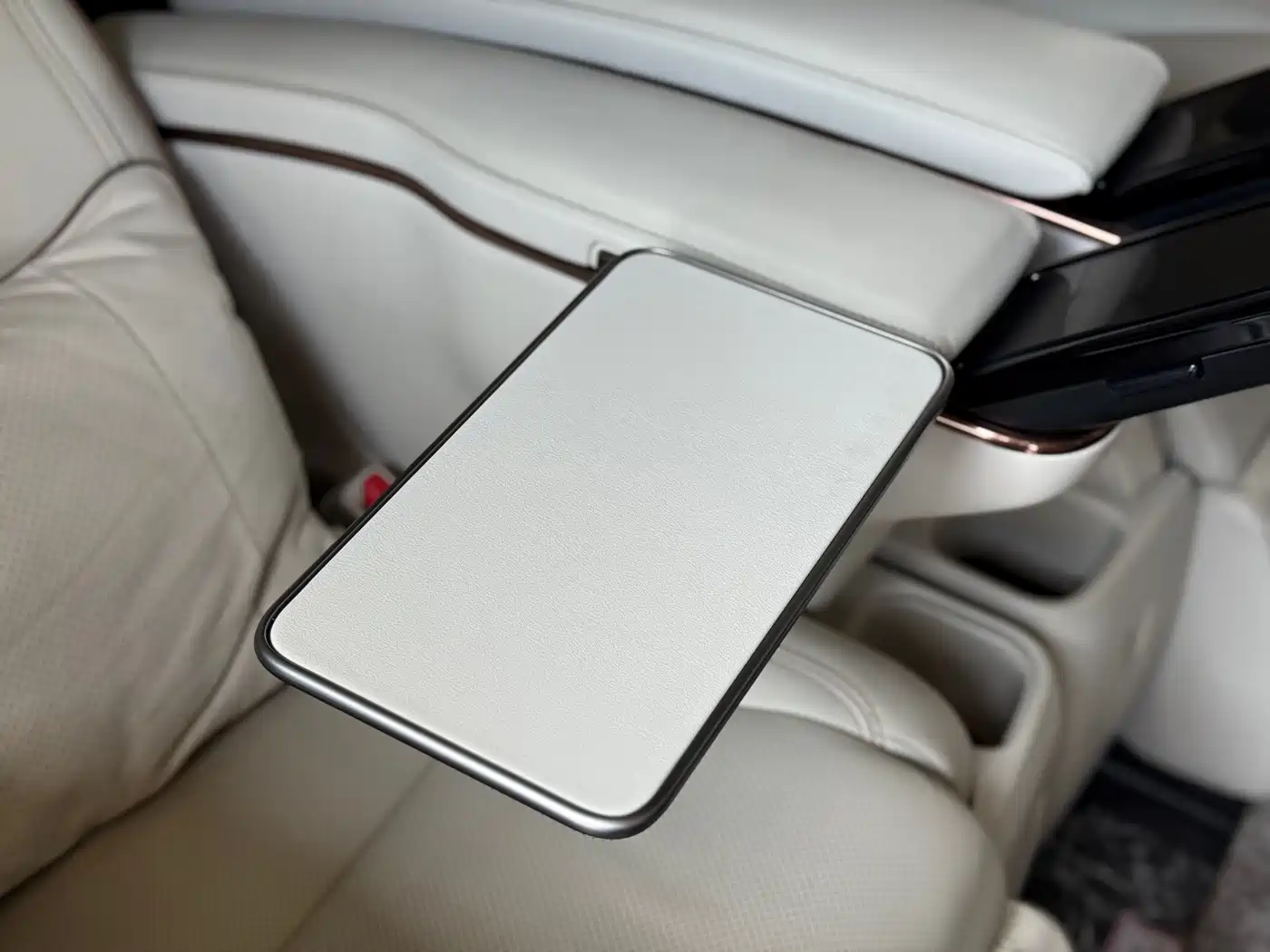 Lexus LM 2023 500h 6-Seater Prestige Edition фото 26