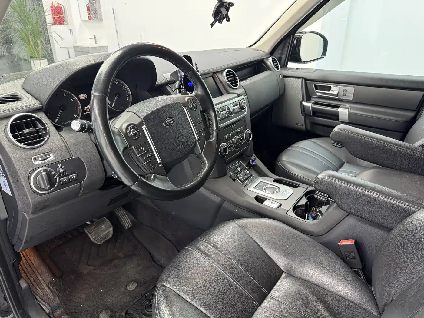 Land Rover Discovery 2016 3.0 SC V6 HSE фото 8