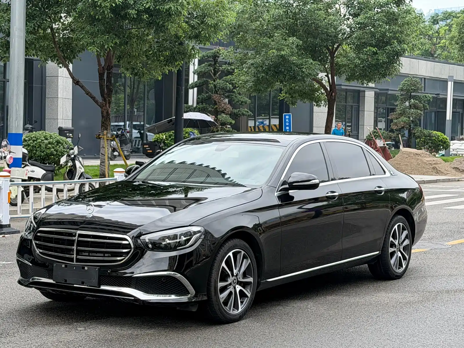 Photo 3 - Mercedes-Benz E-Class
