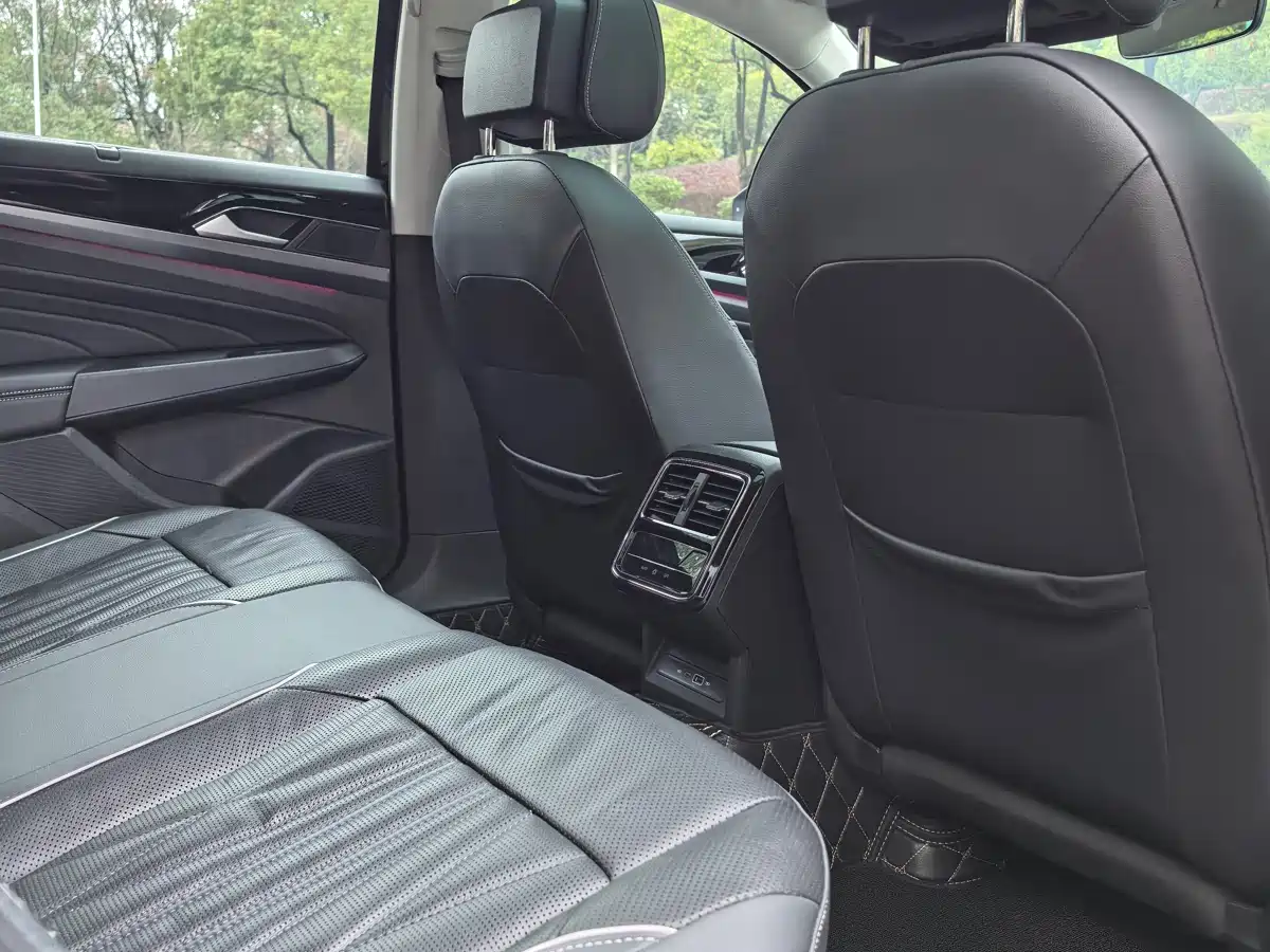 Volkswagen Passat 2023 330TSI Starlight Luxury Edition фото 14