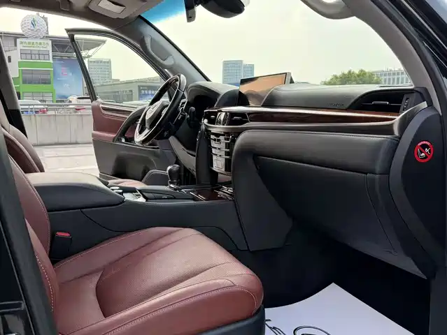 Lexus LX 2016 570 Luxury Premium Edition — фото 5