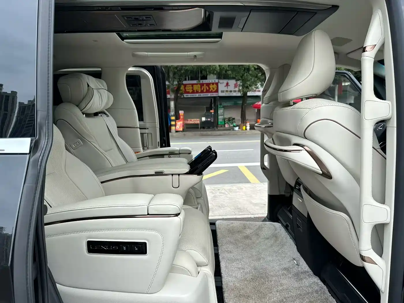 Lexus LM 2023 350h 7-Seater Elegance Edition фото 8