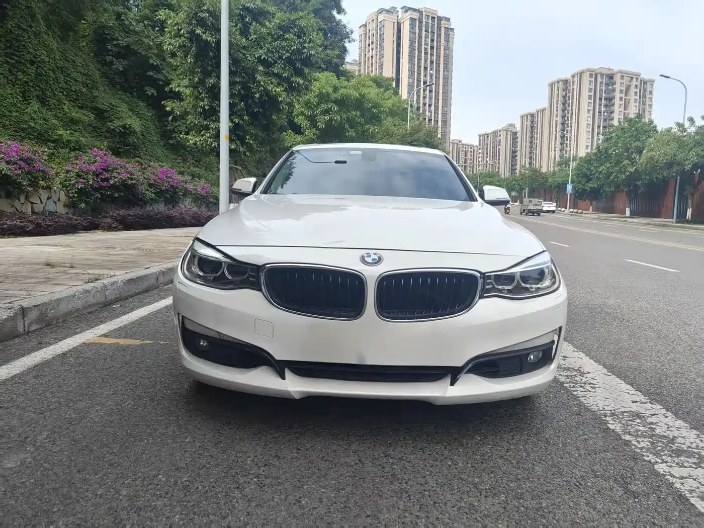 BMW 3 Series GT 2013 Model 320i Leading фото 2