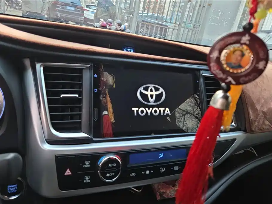 TOYOTA HIGHLANDER