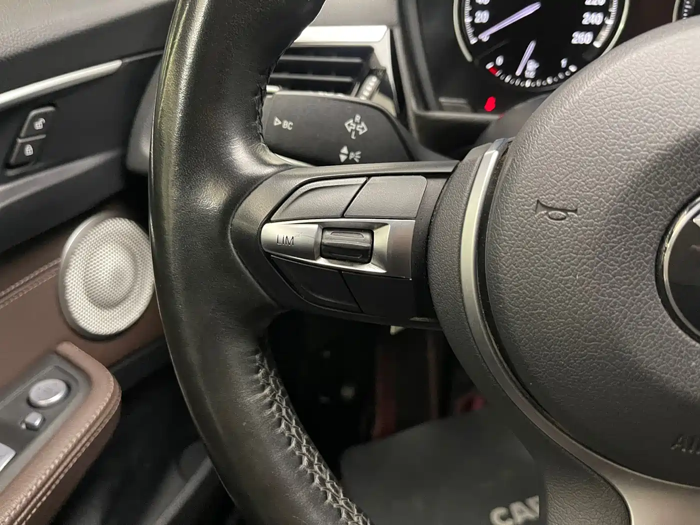 BMW 1 Series 2022 120i M Sport Shadow Edition фото 20