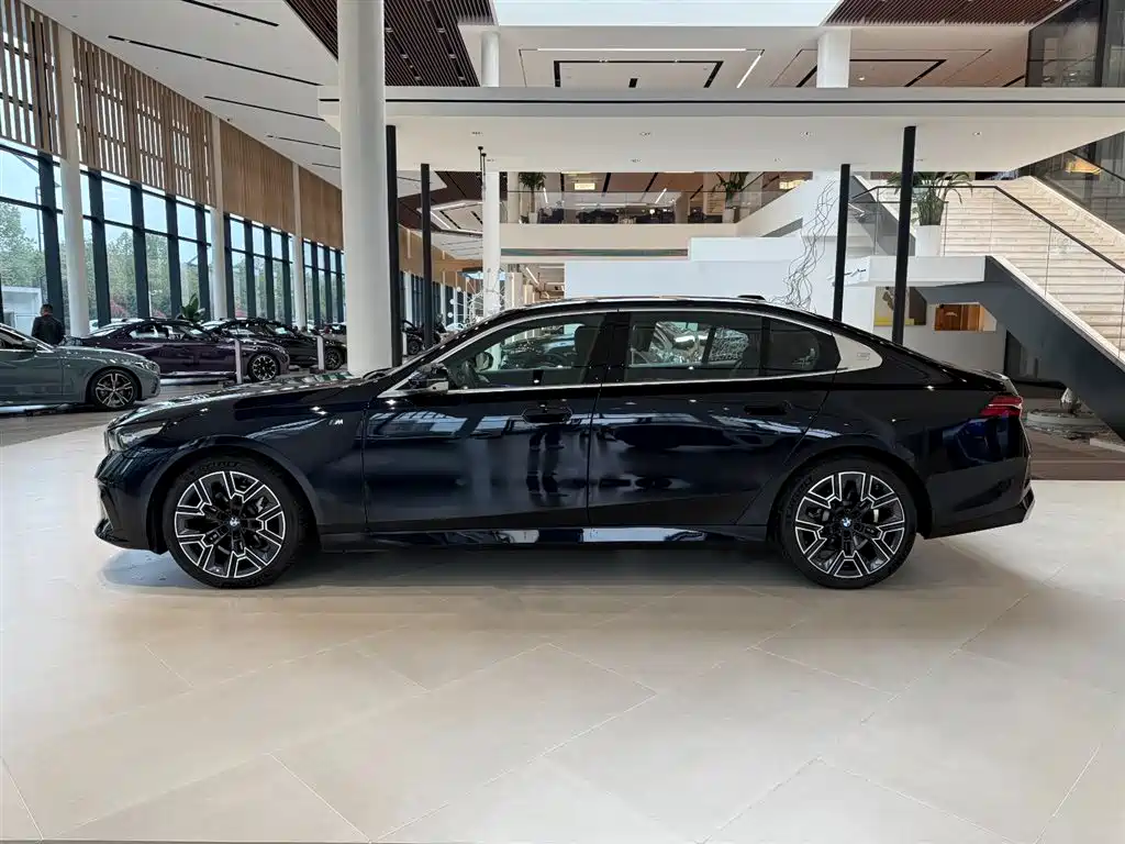 BMW 5 Series 2025 530Li Premium M Sport Package фото 2