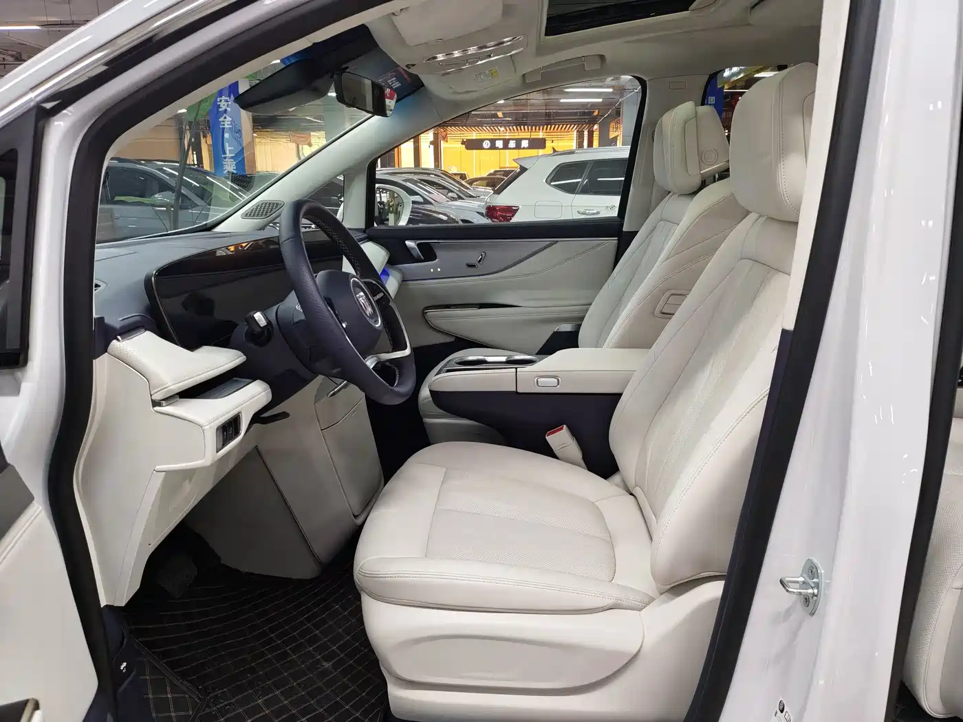 Photo 5 - Buick GL8