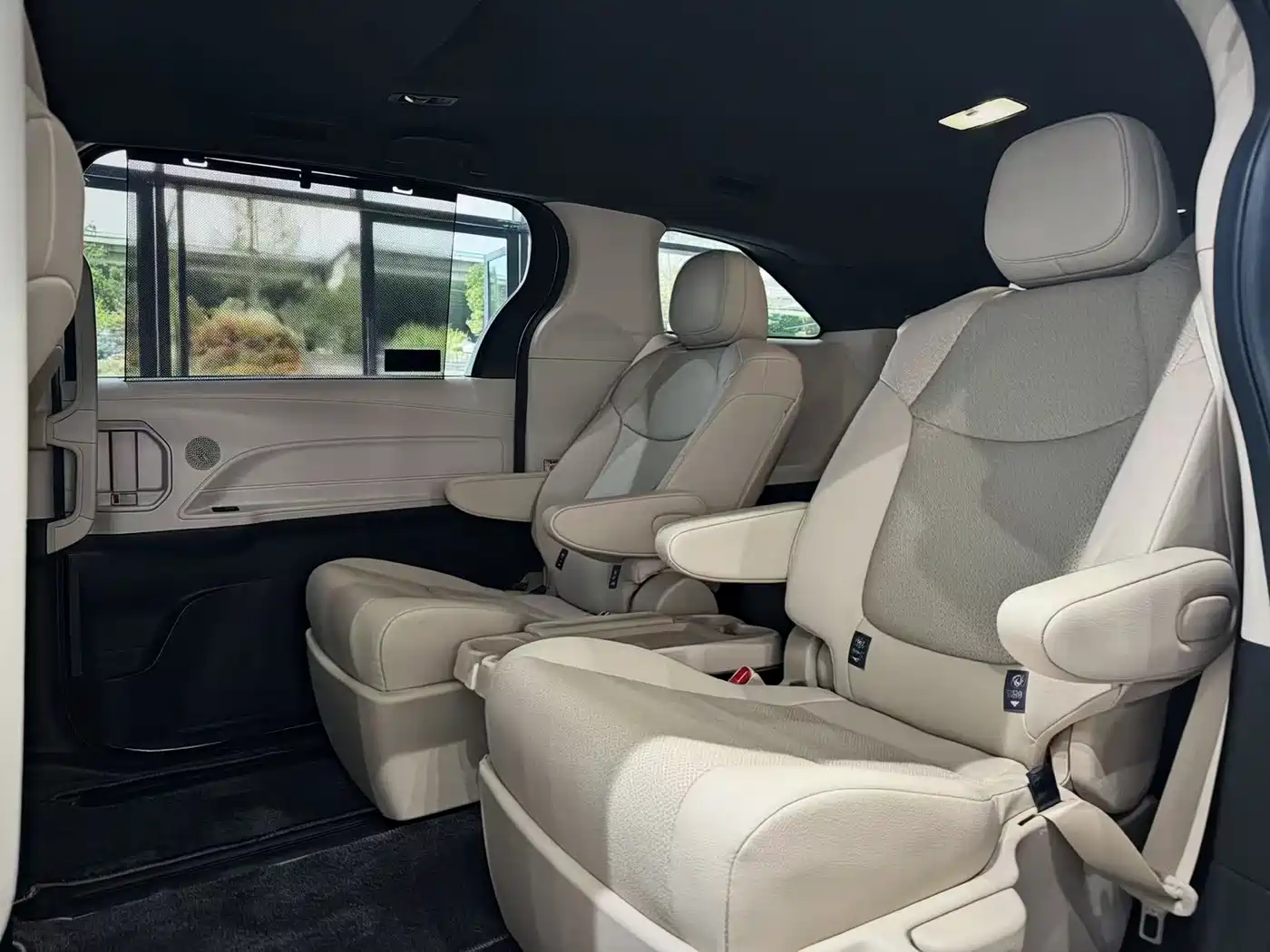 Toyota Sienna 2023 2.5L Hybrid Luxury Edition фото 9