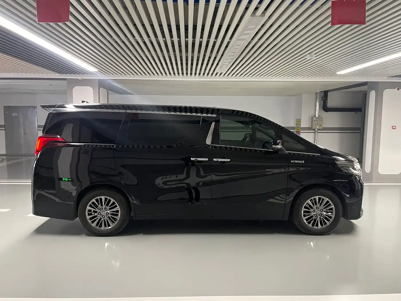 Toyota Alphard 2020 Hybrid 2.5L Premium Edition фото 25