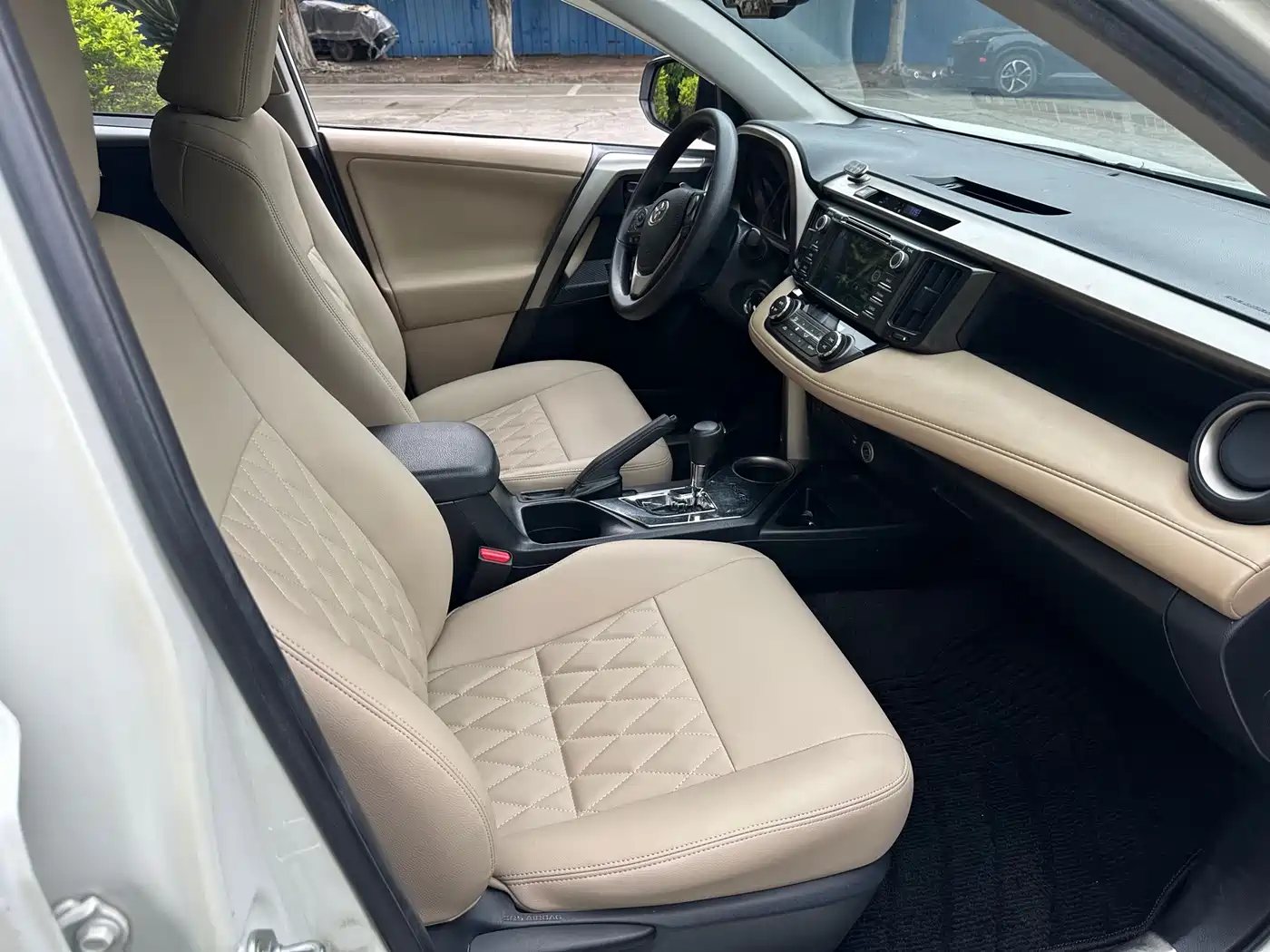 Toyota RAV4 Rongfang 2015 2.0L CVT 2WD Trend Edition фото 9