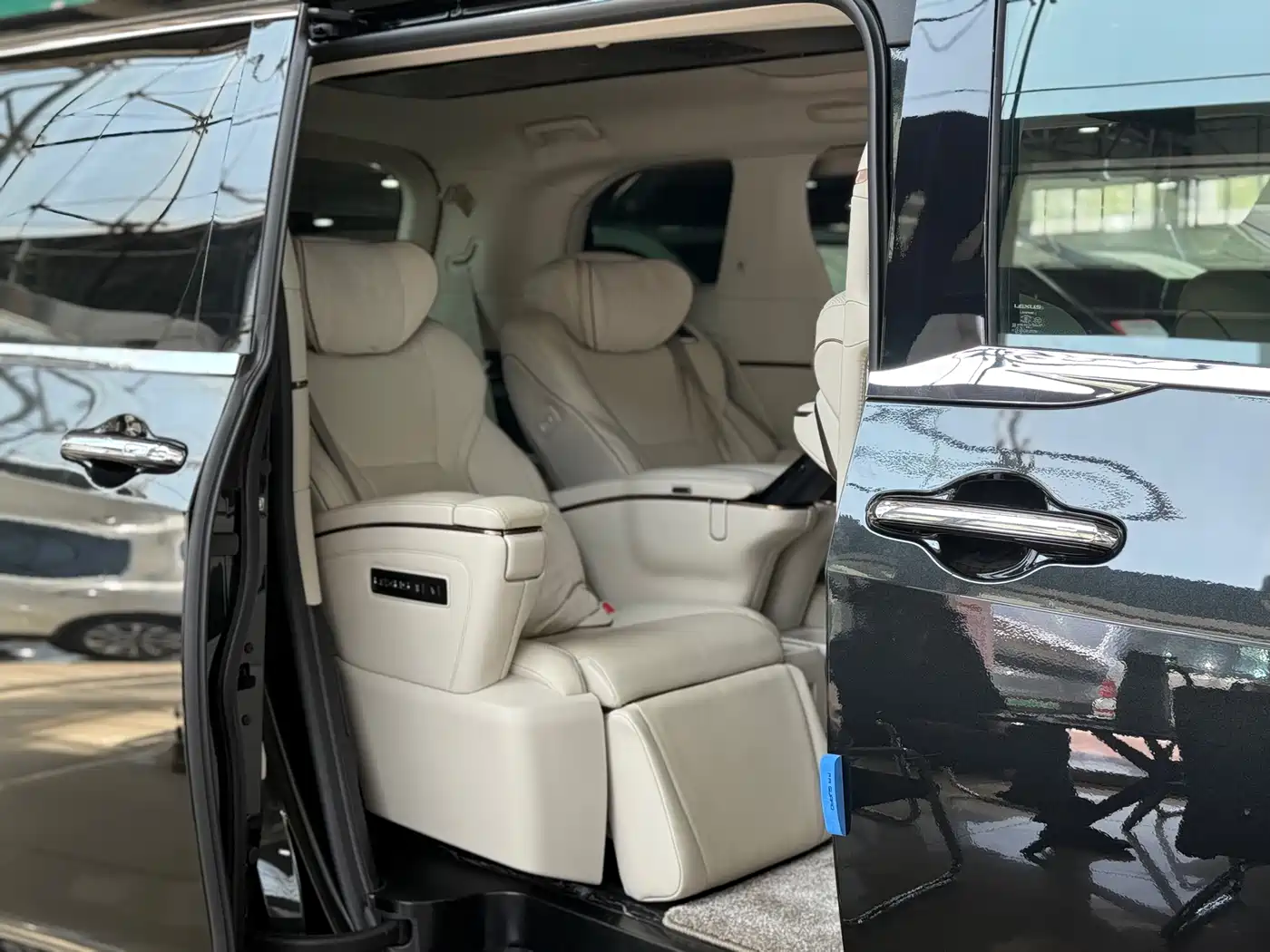 Lexus LM 2023 500h 6-Seater Prestige Edition фото 25