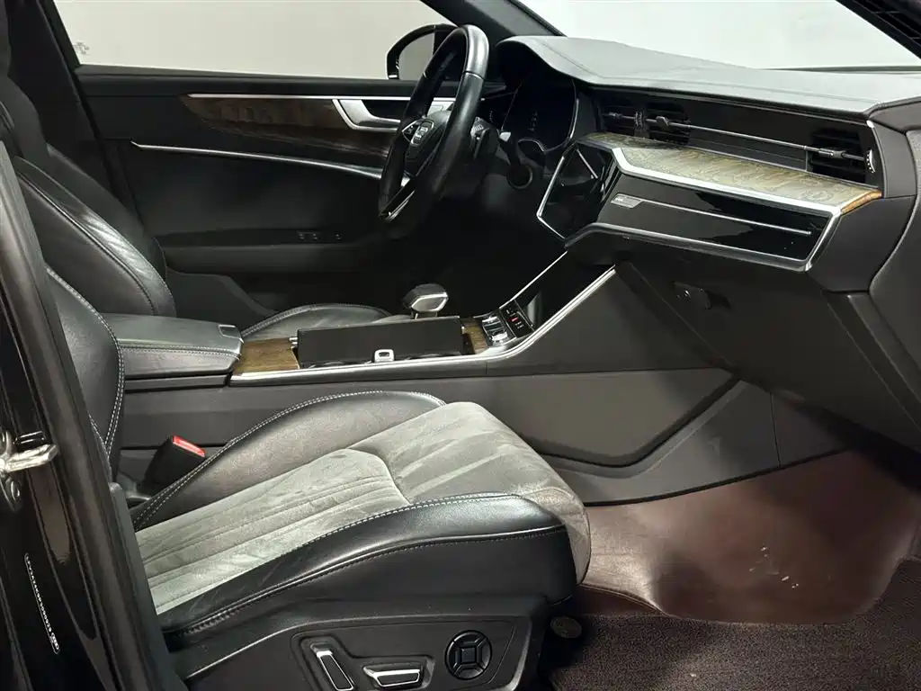 Фото 7 - Audi A6L