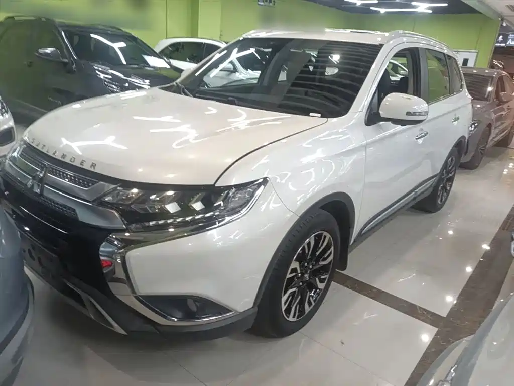 Mitsubishi Outlander 2019 2.4L 4WD Deluxe Edition 7-Seater China VI фото 2