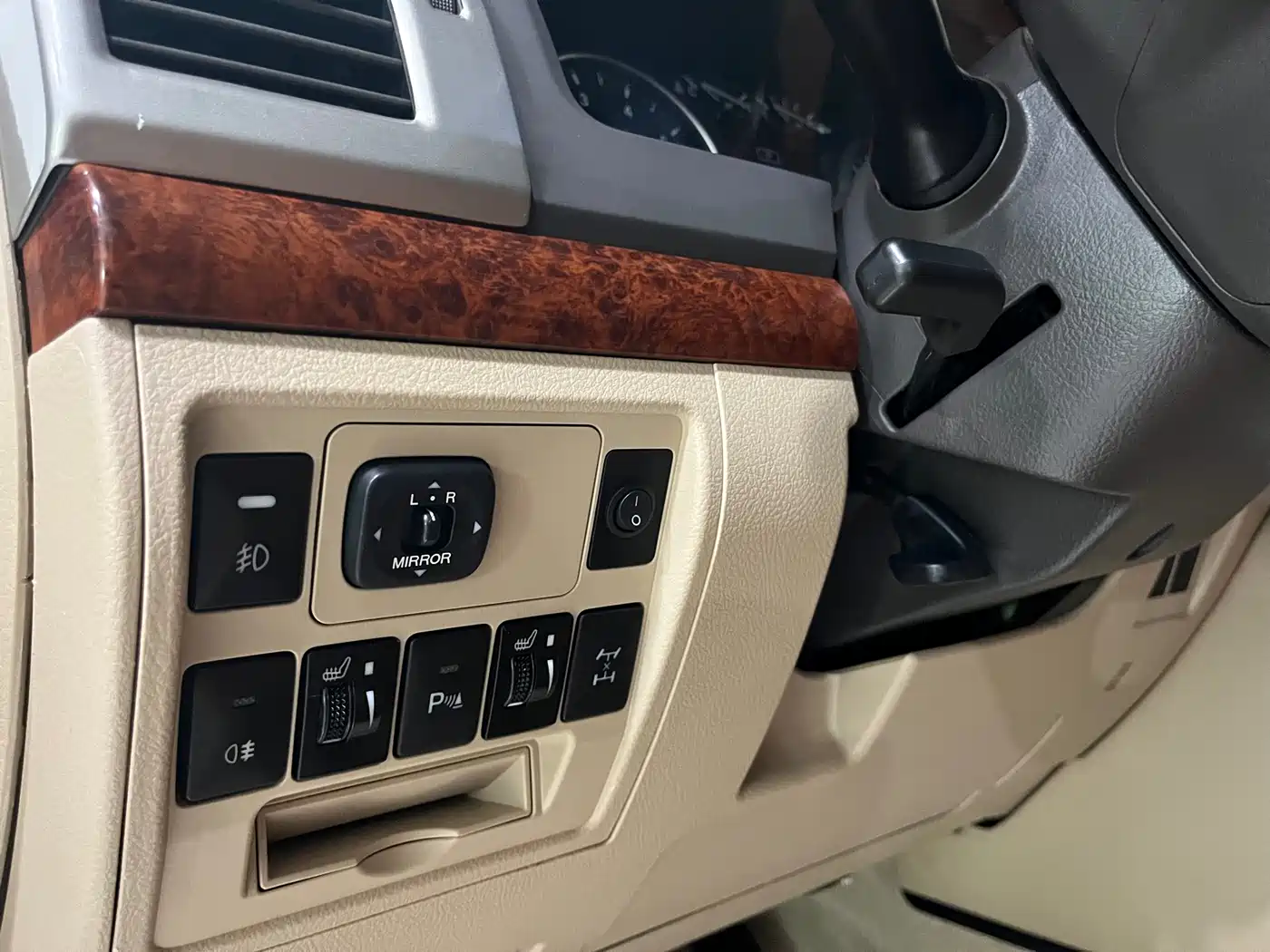 Toyota Land Cruiser (Import) 2015 4.0L V6 Middle East Low Configuration Edition фото 4