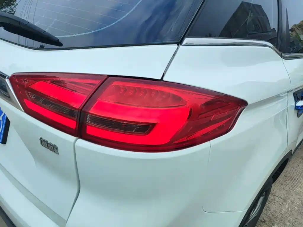 Фото 8 - Geely Atlas