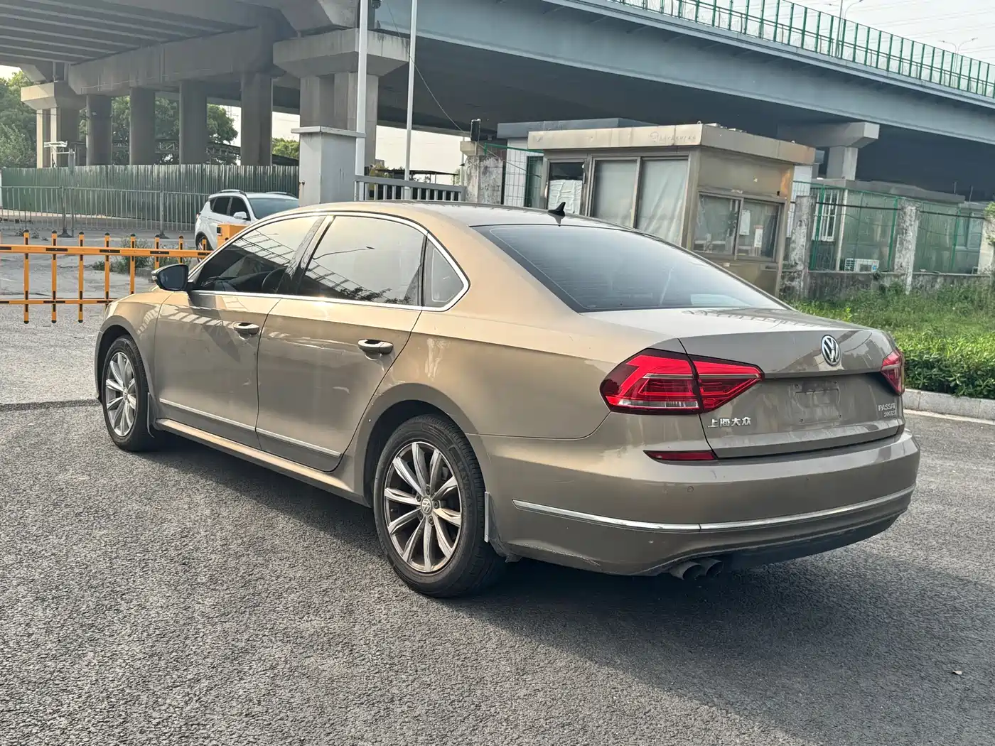 Volkswagen Passat 2016 280TSI DSG Honor Edition фото 16