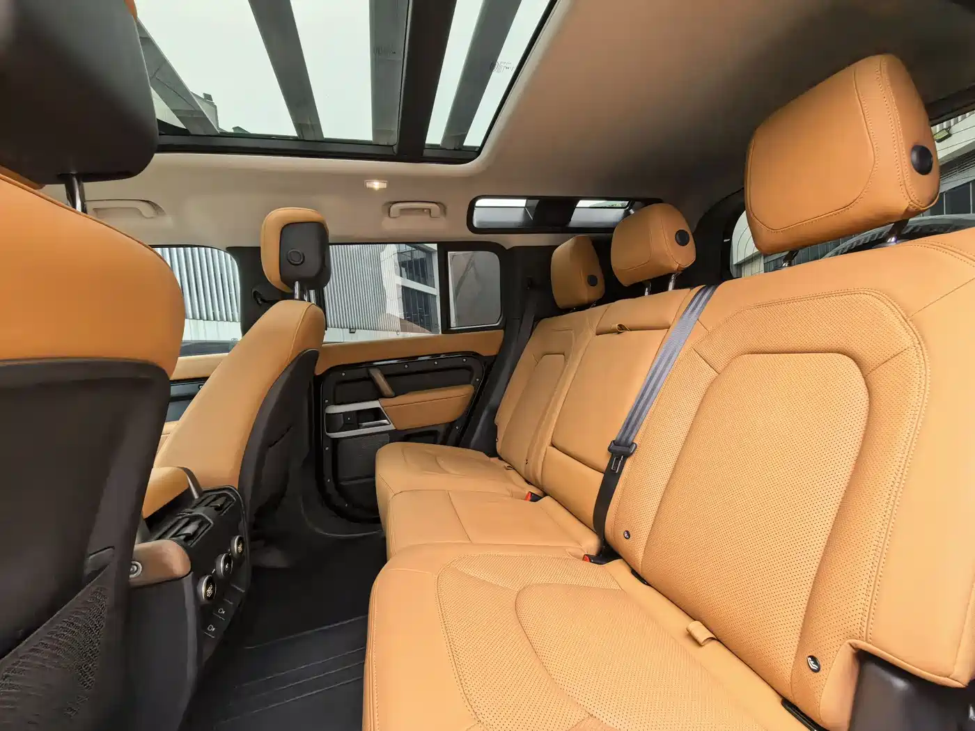Land Rover Defender 2023 Model 110 3.0T P400 Dark Special Edition фото 15