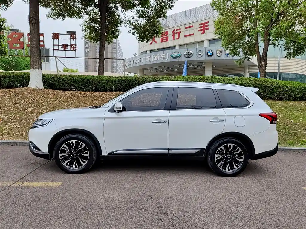 Mitsubishi Outlander 2019 2.4L 4WD Deluxe Edition 7-seater China V фото 3