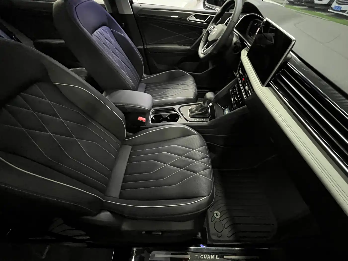 Volkswagen Tiguan L 2023 330TSI Auto 2WD R-Line Premium Edition фото 14