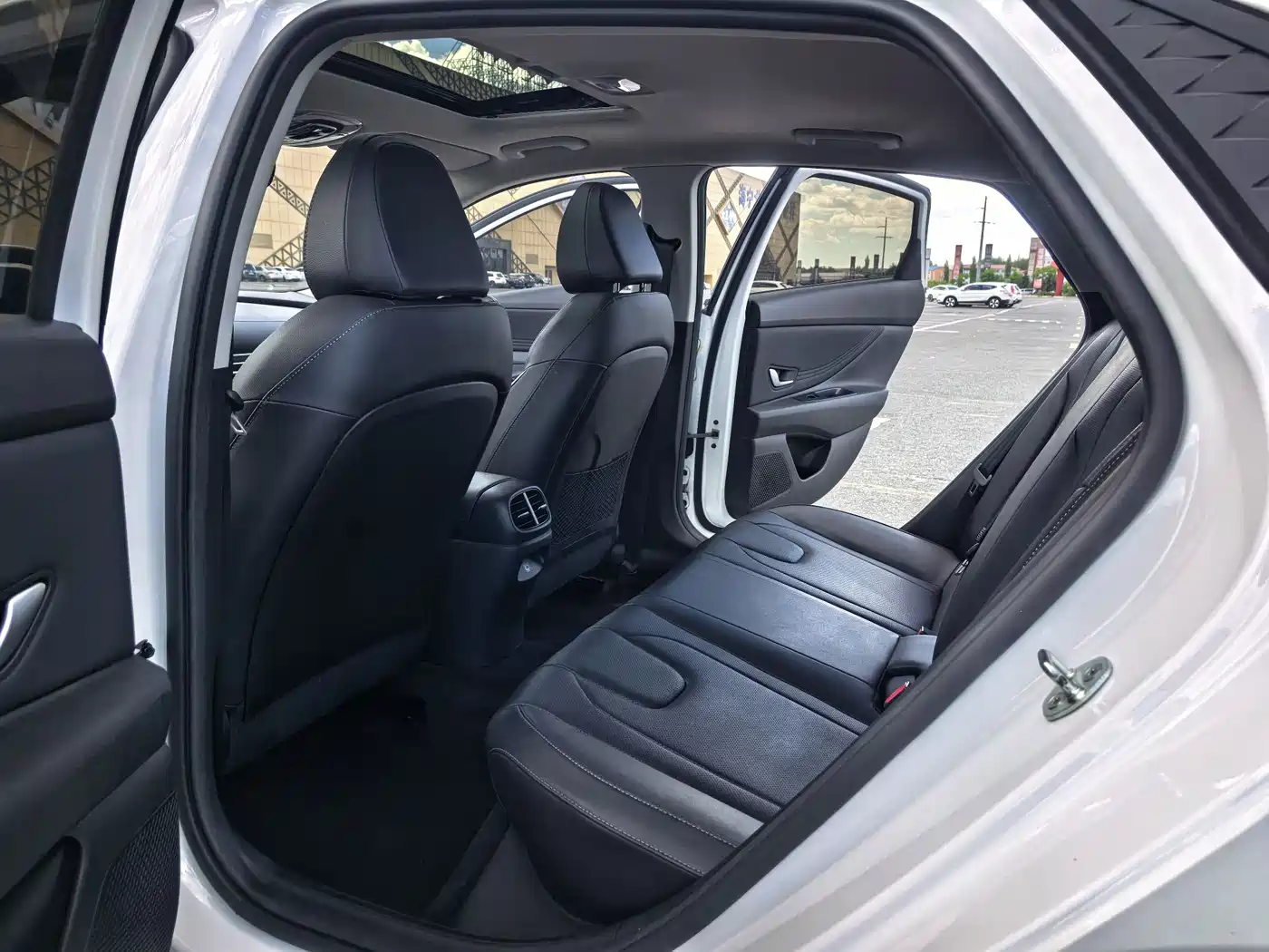 Hyundai Elantra 2023 Model 1.5L CVT LUX Premium Edition фото 9