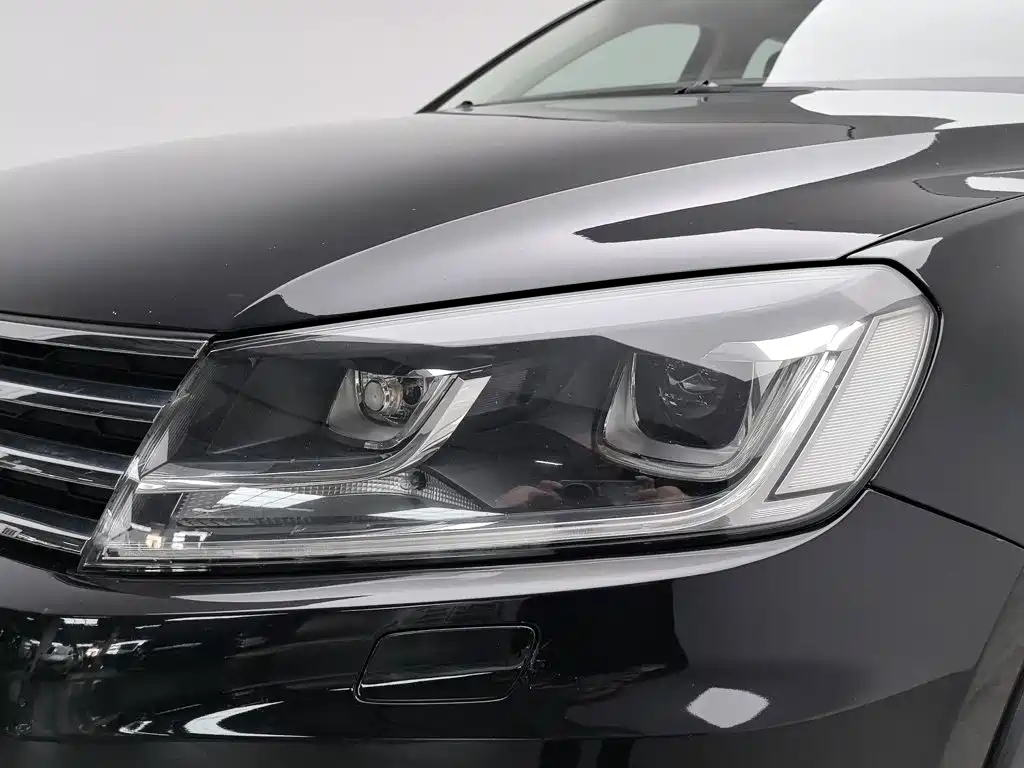Фото 7 - Volkswagen Touareg
