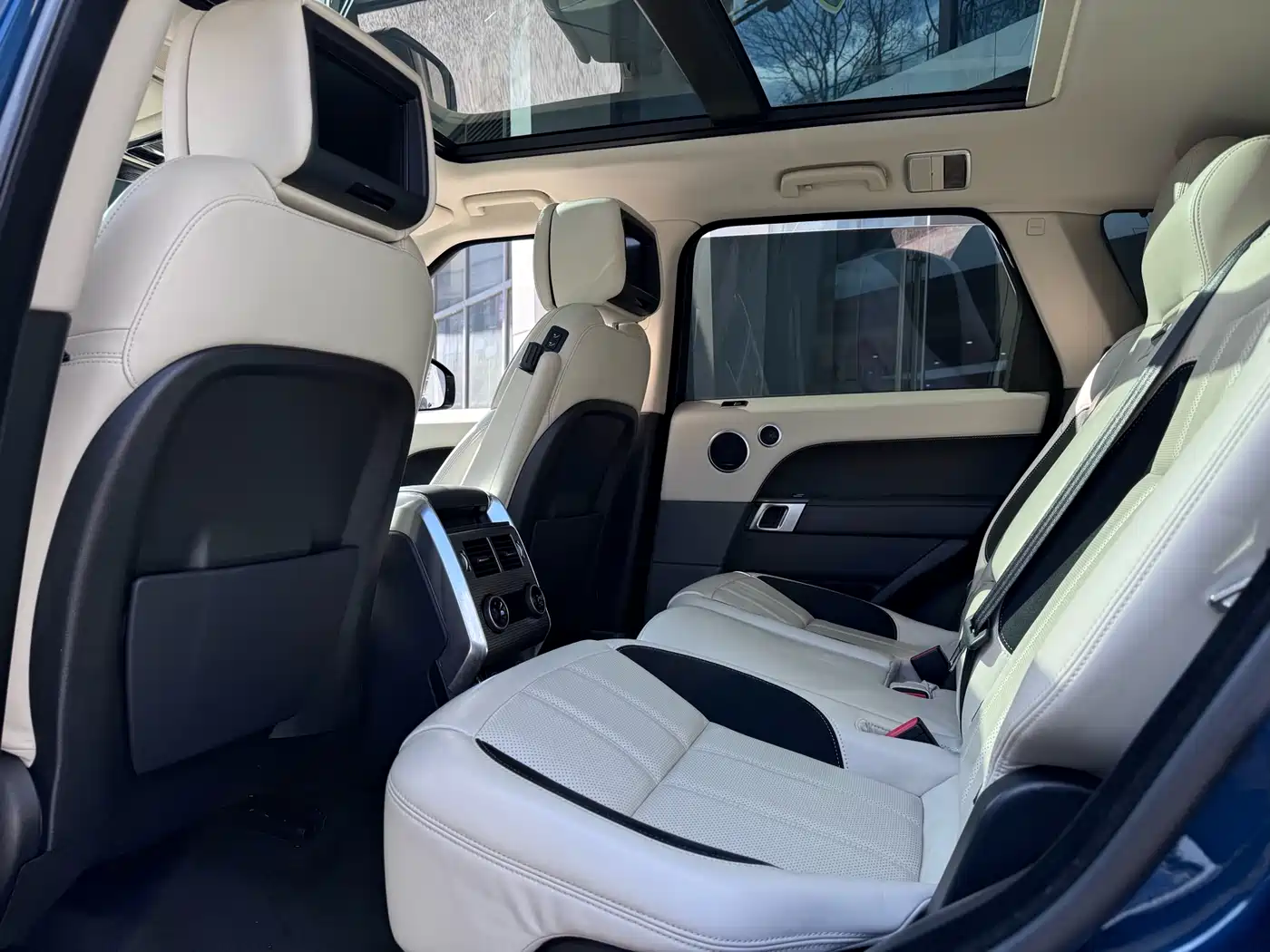 Land Rover Range Rover Sport 2022 3.0 L6 Indigo Flowing Light Edition фото 11