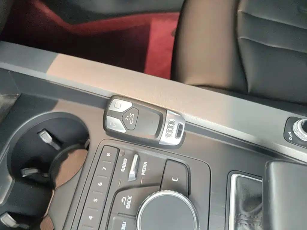 Фото 17 - Audi A4L