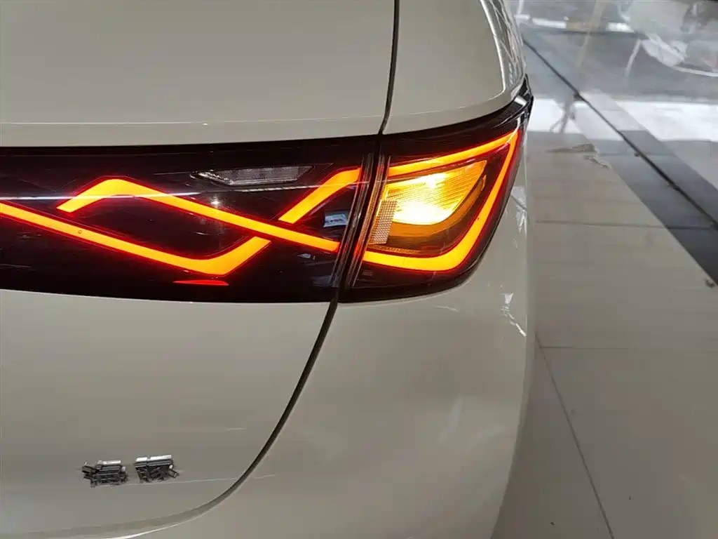 BYD Dolphin 2024 Glory Edition 420km Fashion Edition фото 8