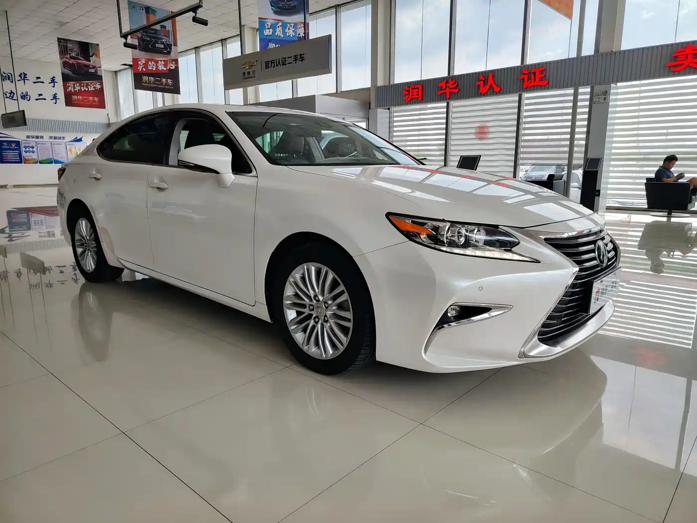 Фото 3 - Lexus ES