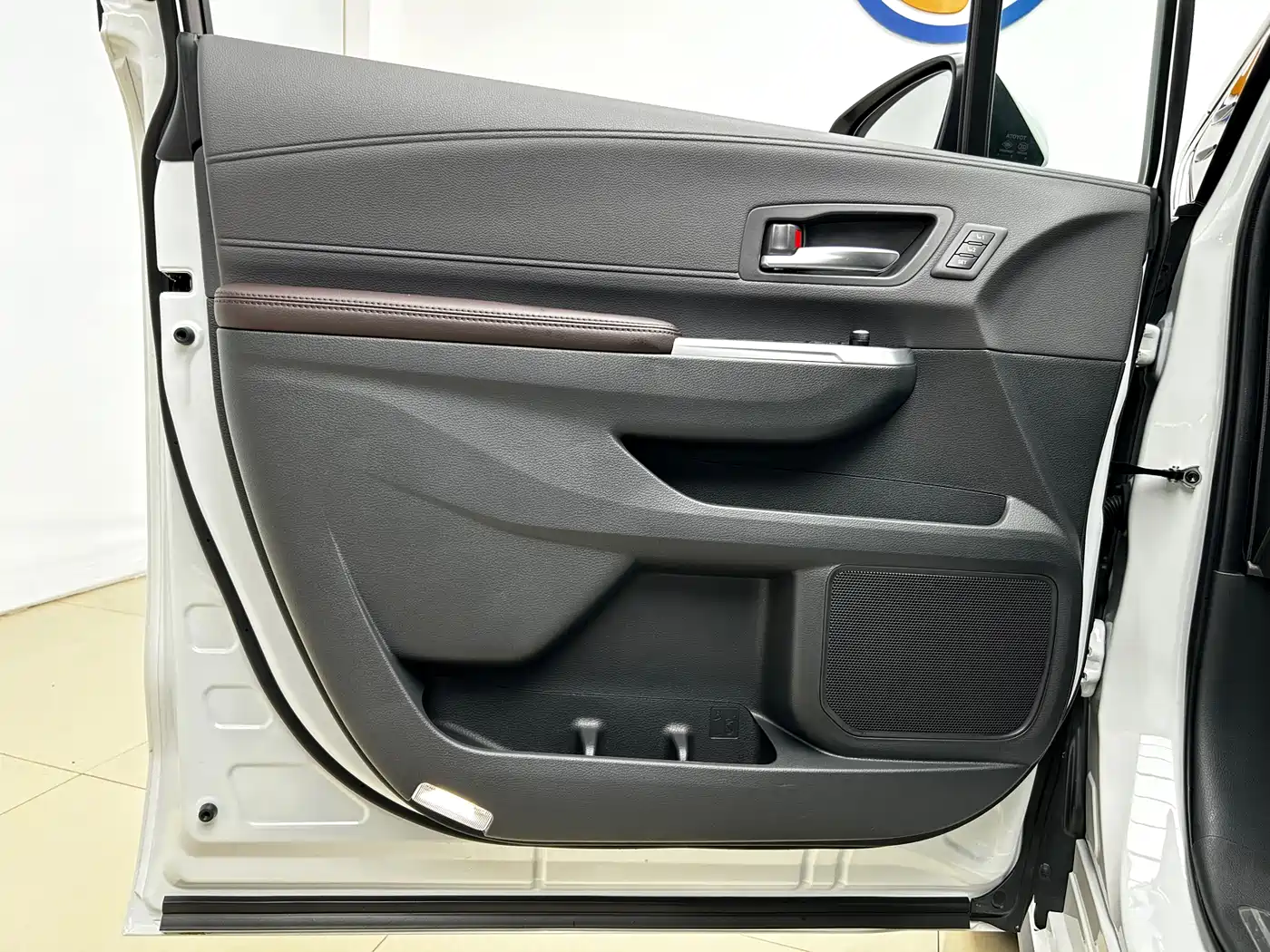 Toyota Sienna 2024 2.5L Hybrid Platinum Edition фото 4