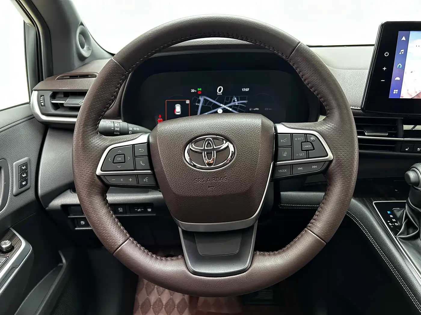 Toyota Sienna 2024 2.5L Hybrid Platinum Edition фото 11