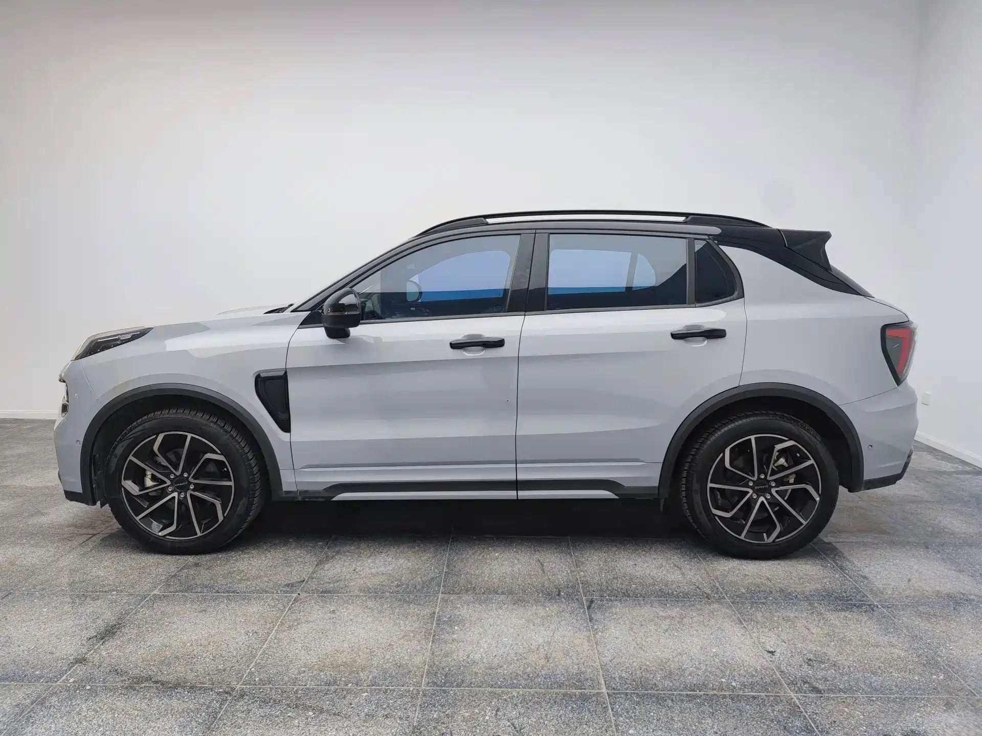 Photo 4 - Lynk & Co 01