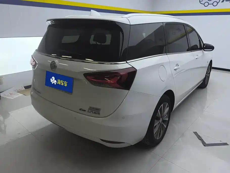 Photo 3 - Buick GL6