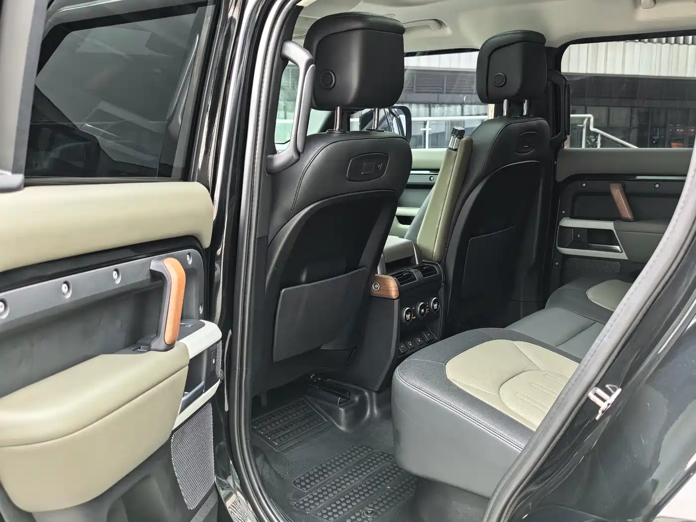 Land Rover Defender 2022 110 P400 X-DYNAMIC HSE фото 16