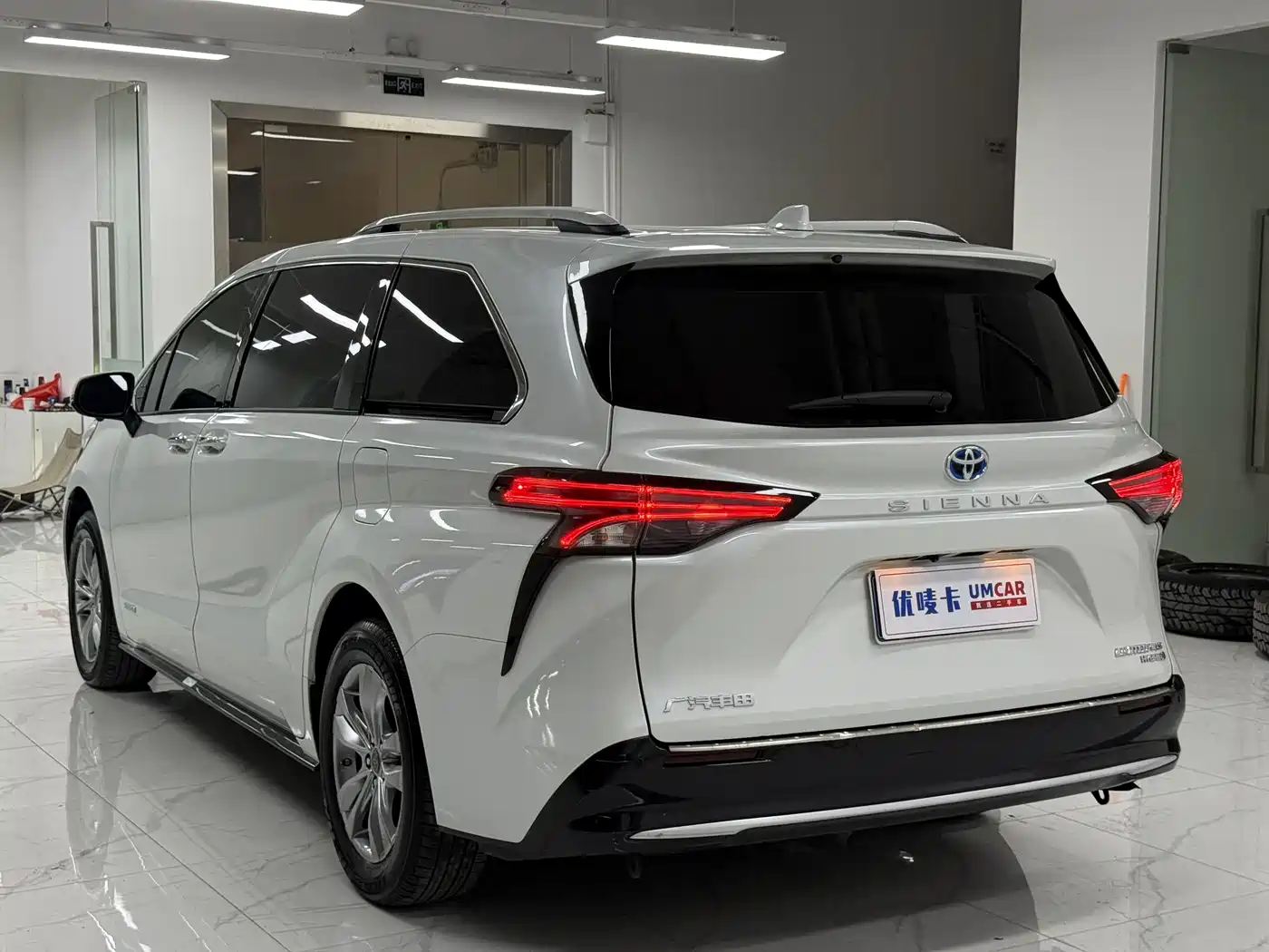 Toyota Sienna 2021 2.5L Hybrid Ultimate Edition фото 4