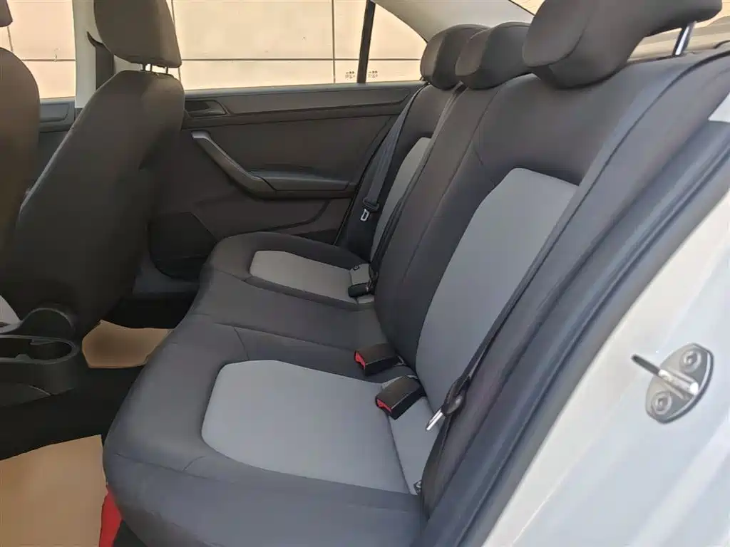 Škoda Rapid 2018 1.4L Manual Standard Edition фото 17